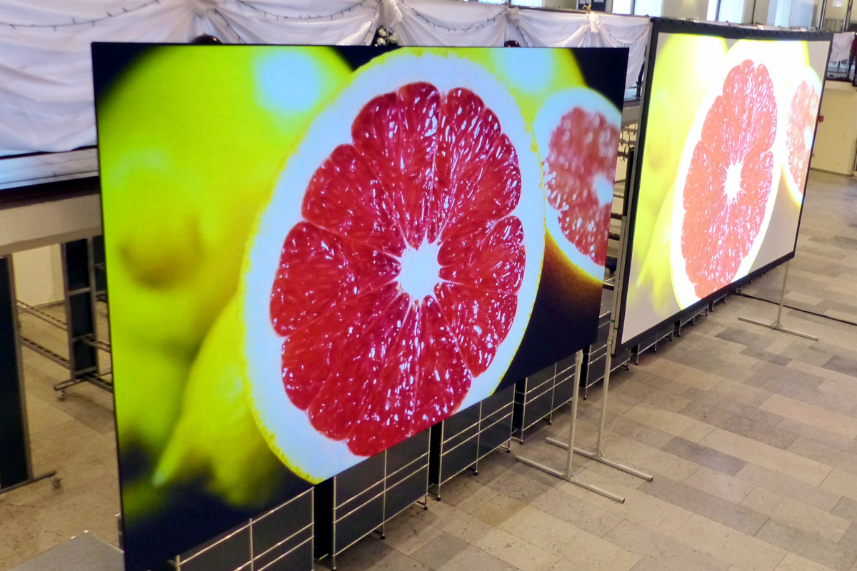 Projektion auf schwarze Leinwand mit Farbvergleich seitlicher Einblick