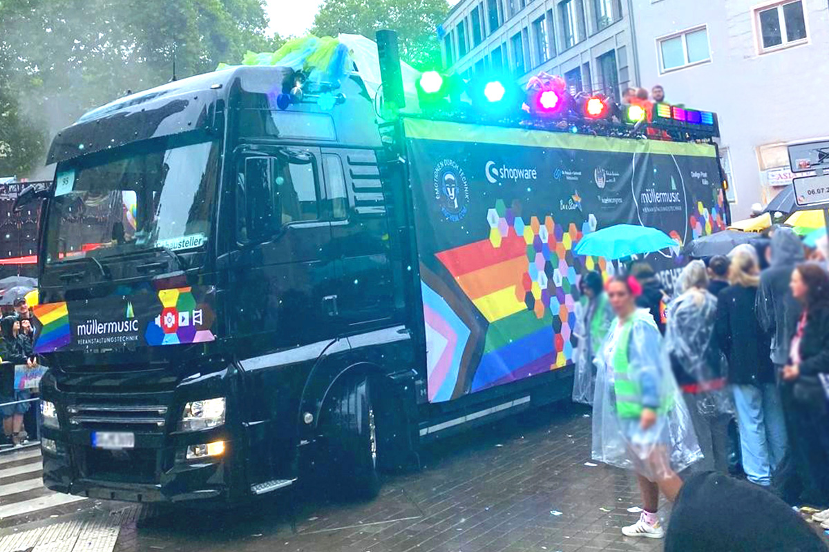 müllermusic-Festwagen mit starker Lichttechnik beim CSD Köln 2025 – sichtbar in Aktion während der Parade, Symbol für Vielfalt, Begeisterung und professionelle Eventtechnik.